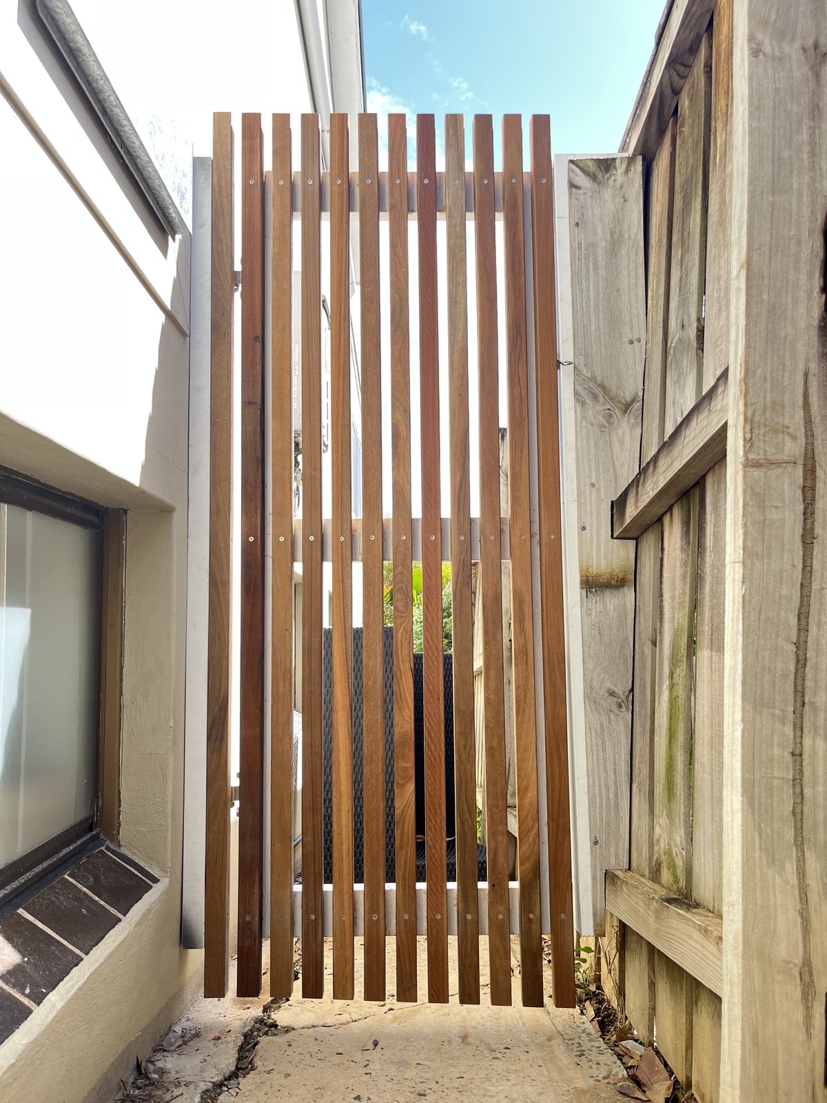 Vertical slat gate in a side alley