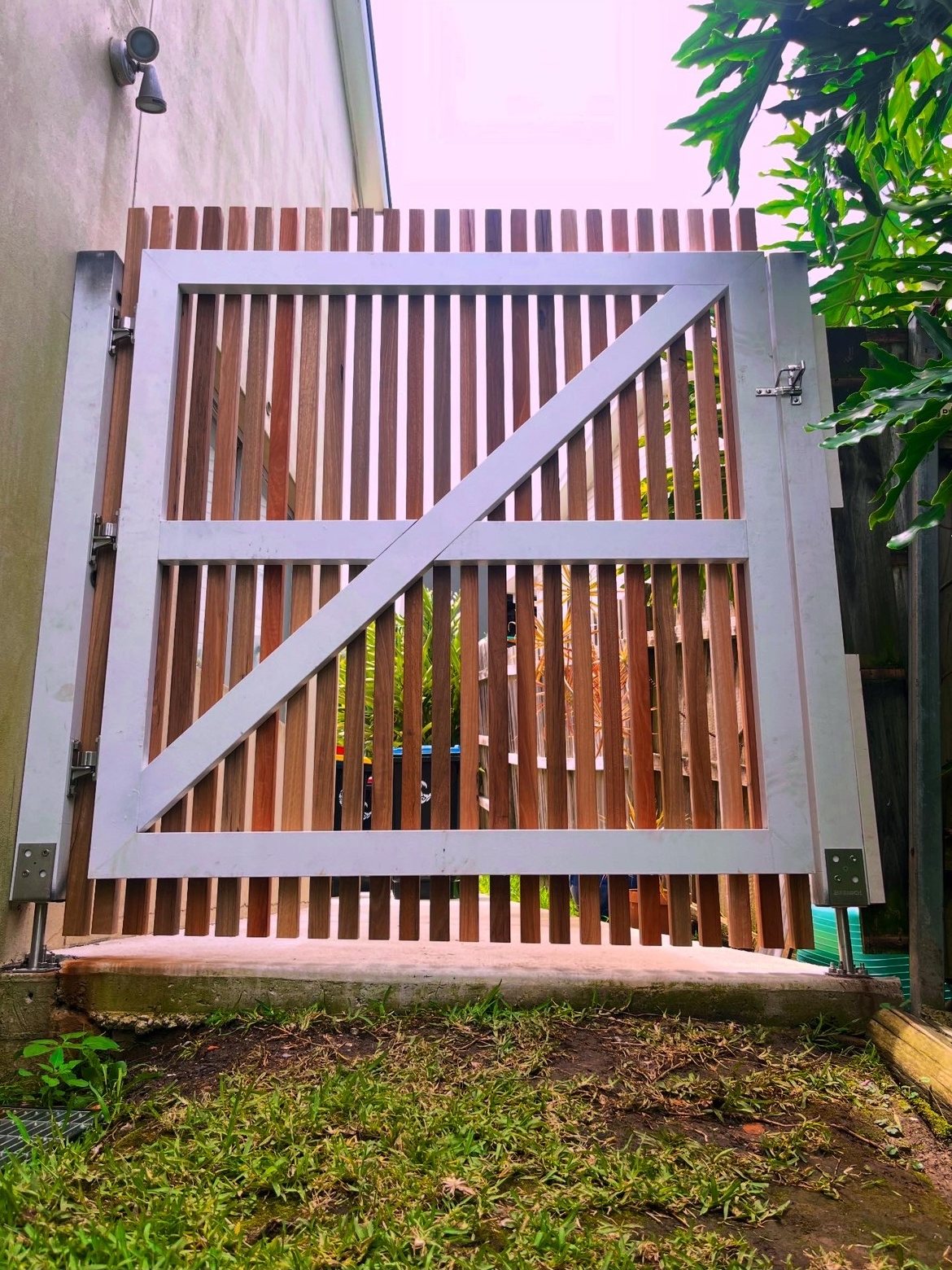 Aluminium-framed slat gate with diagonal brace